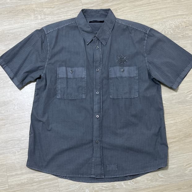 해칭룸 x 드래곤 길들이기 / 본드래곤 자수 하프 셔츠 M 팝니다.