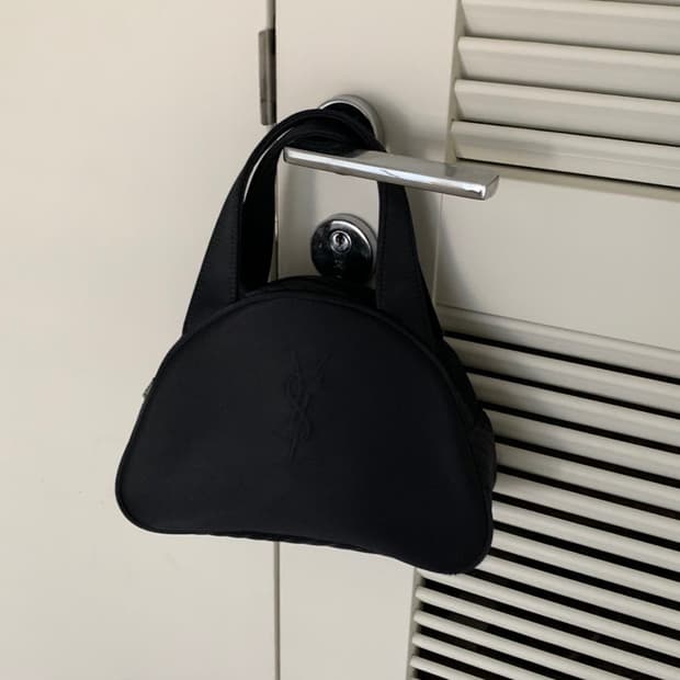 입생로랑 나일론 하프문 미니백