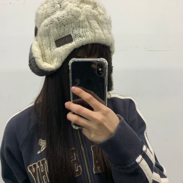 아이보리 폼폼이 이어플랩 비니