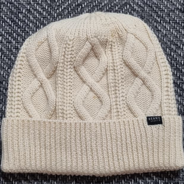 BEAMS HEART — 아이보리 케이블 니트 비니
