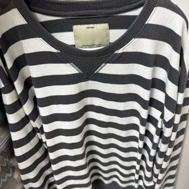 포터리 단가라 보더티 맨투맨 스웻셔츠