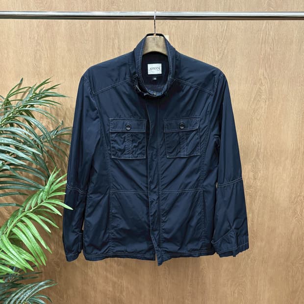 아르마니 꼴레지오니 하이넥 필드 자켓 후면 로고 메탈 장식 디테일 블랙