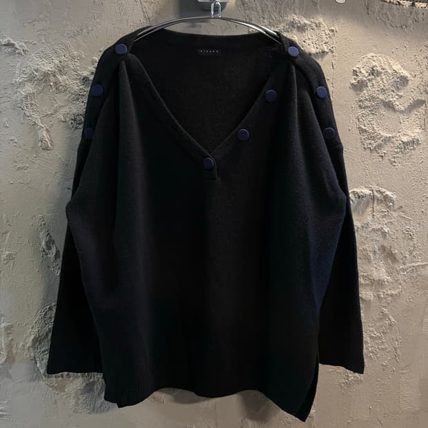 ONE 시슬리 SISLEY 버튼 디테일 브이넥 루즈 니트 블랙