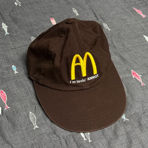 아노트 맥도날드 I. L.A 로고 롱 빌 워싱 캡 브라운