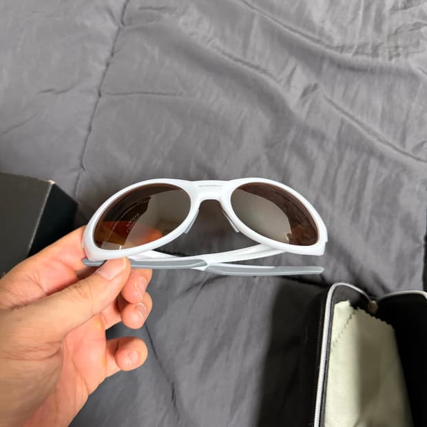 오클리 아이자켓 화이트 (류준열 착용)