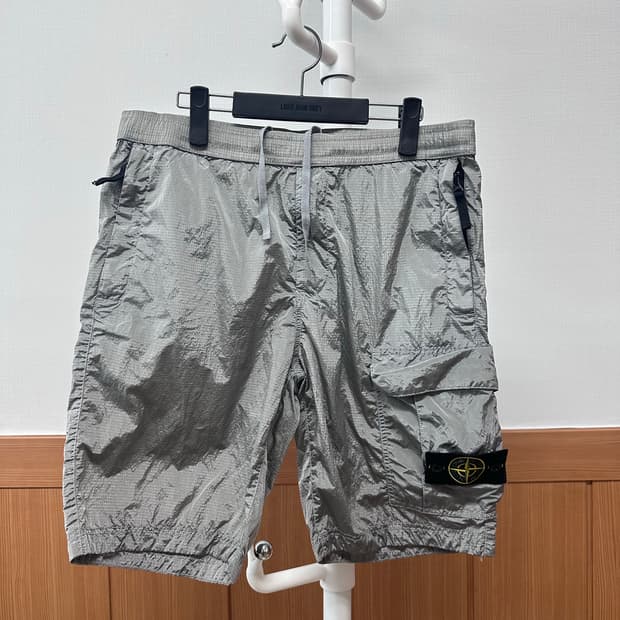 [31] 스톤아일랜드 나일론메탈 버뮤다 팬츠 그레이
