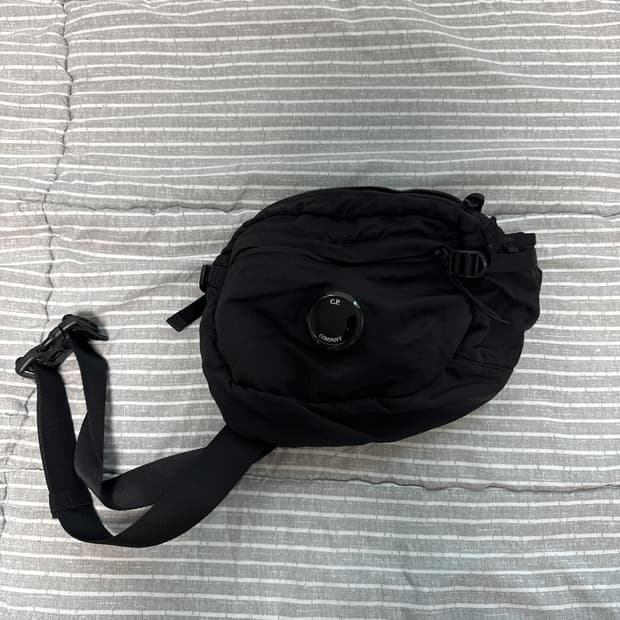 cp 컴퍼니 바디백 팝니다!!