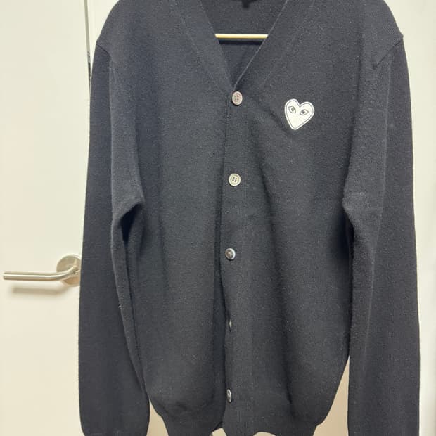 꼼데가르송 블랙 화이트 와펜 가디건 L 사이즈 팝니다