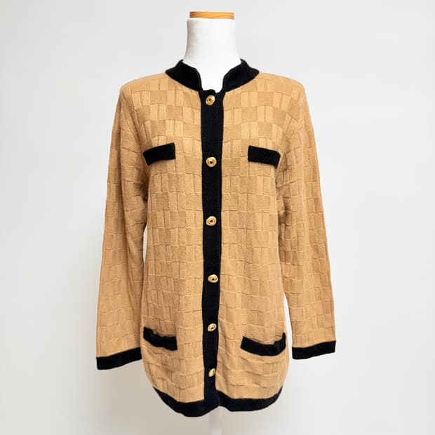 [캐시미어 100%] 카멜 × 블랙 배색 금장 버튼 가디건