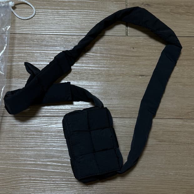 보테가베네타 블랙 패브릭 인트레치아토 패딩 테크 카세트 미니 공용 크로스
