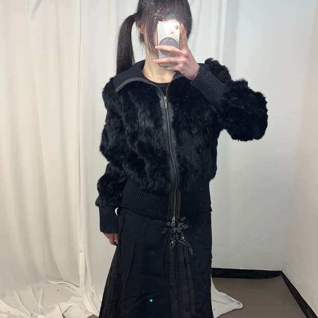 블랙 하이넥 래빗퍼 자켓