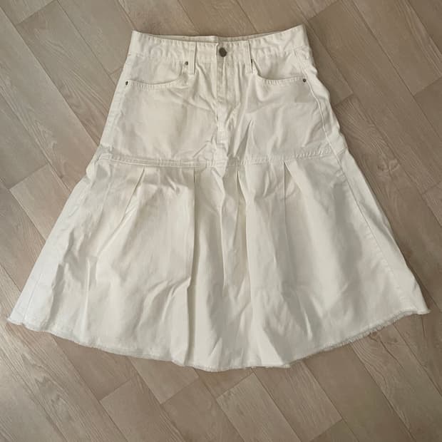 화이트 미디스커트