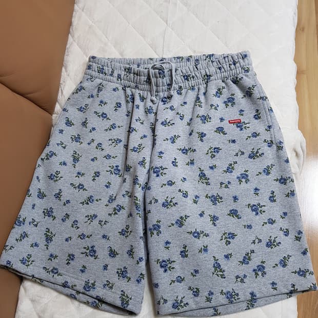 슈프림 플라워 스몰 박스 스웻 숏 팬츠 반바지 그레이 23FW