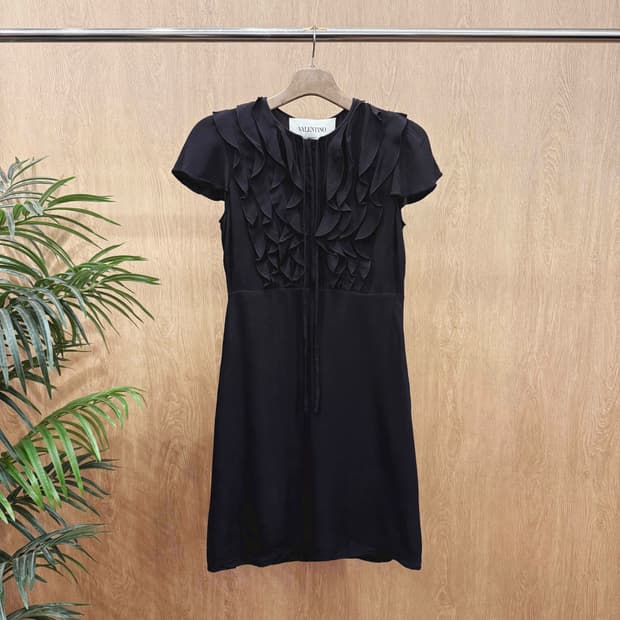 발렌티노 반팔 미디 원피스 러플 장식 중앙 히든 디테일 블랙