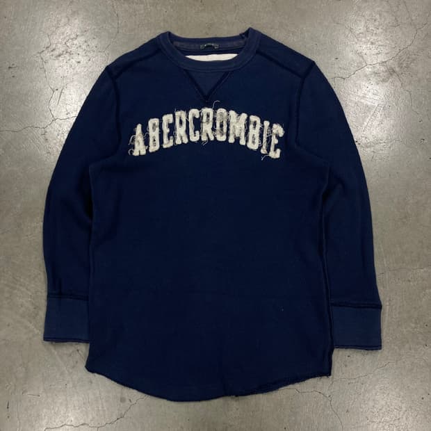 아베크롬비 y2k 네이비 컬러 스펠아웃 롱 슬리브