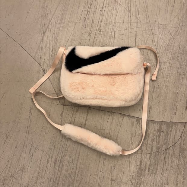 나이키 빅스우시 퍼 미니 숄더백