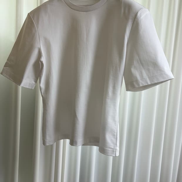 CERTAIN(매그제이) 로고 패드 티셔츠 - 화이트