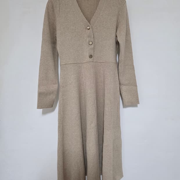 더아이잗  레이온  베이지  니트   원피스 55~66 상태굿