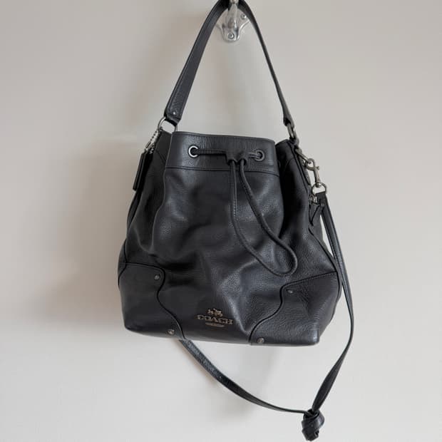 코치(COACH) 레더 버킷백
