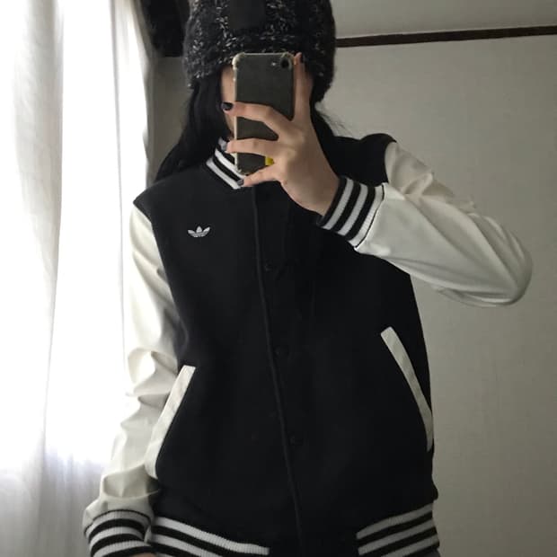 아디다스 검흰 바시티자켓