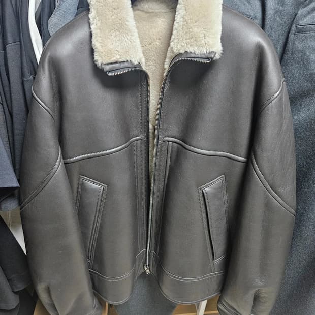 타임옴므 무스탕24fw 105 새상품팝니다