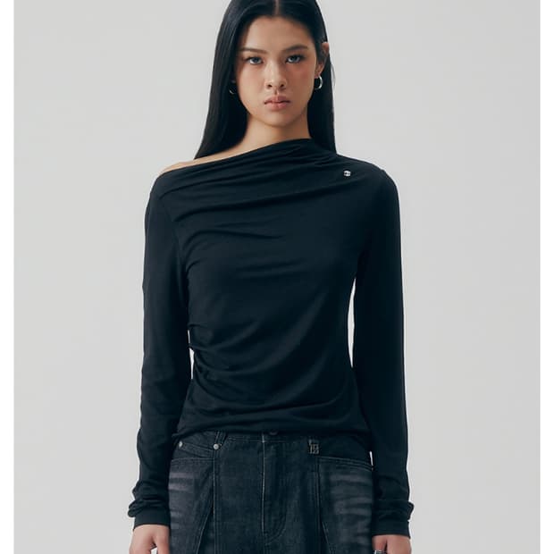 트리밍버드 원 숄더 드레이프 롱 슬리브 블랙