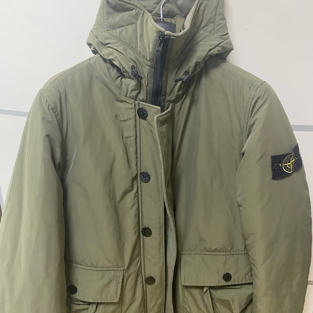 스톤아일랜드 마이크로랩스 와펜 패딩 (올리브 그린)