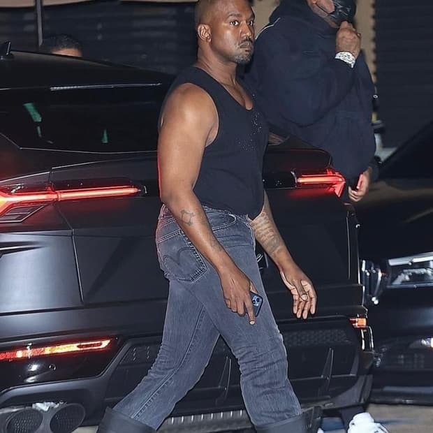 [M] 이지 갭 Ye 핏 슬리브리스 탱크탑 포에틱 블랙