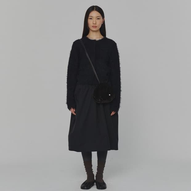 아모멘토 섀기 크롭 가디건 블랙