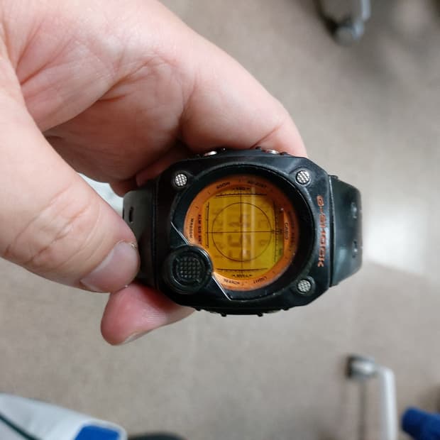 G-SHOCK 오렌지 블랙 색상 시계입니다.