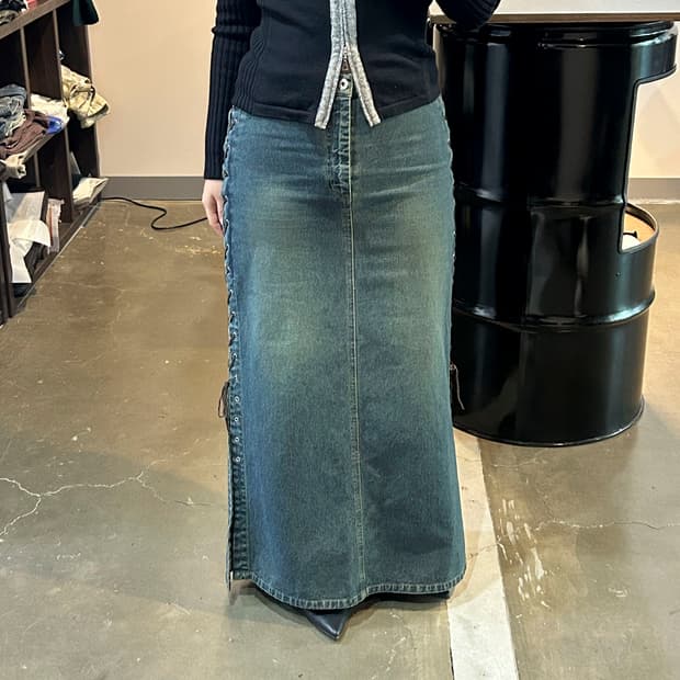 아일렛 디테일 데님 롱 스커트
