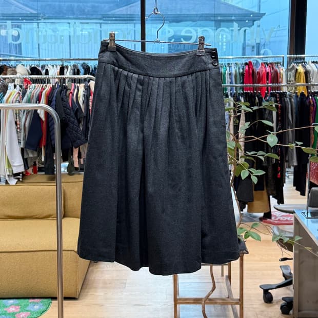 마가렛호웰 차콜 핀턱 미디스커트 