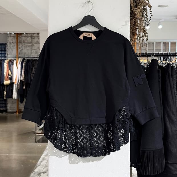 n21 블랙 레이스 헴 스웻 셔츠