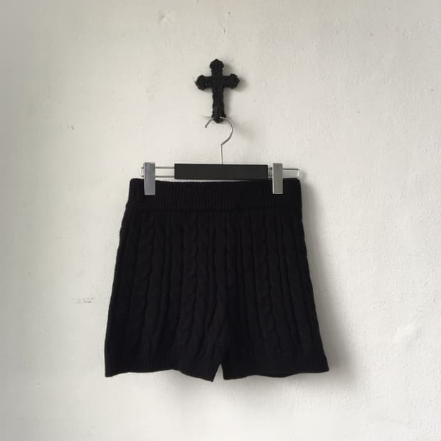 Cable pattern knit short