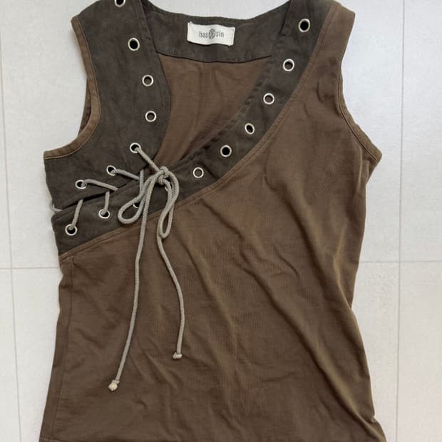 아일렛 디테일 슬리브리스