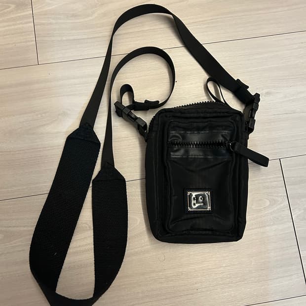 아크네스튜디오 로고 장식 포켓백 블랙