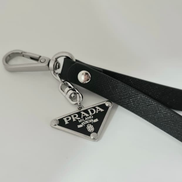 프라다 사피아노 빈티지 업사이클링 폰 스트랩 키링 