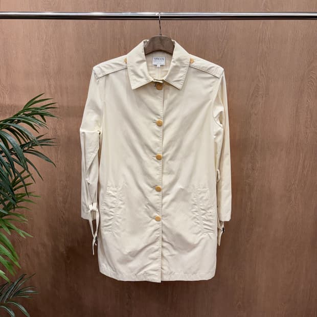 아르마니 꼴레지오니 트렌치 자켓 견장 스틸 스트랩 디테일 아이보리