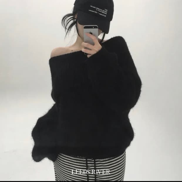 (새상품) 오프숄더 앙고라 니트