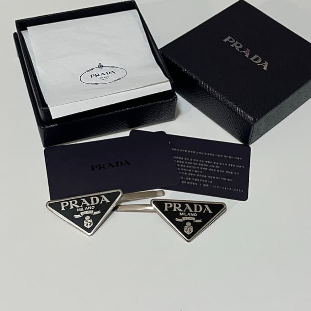 프라다 헤어클립 헤어핀 블랙