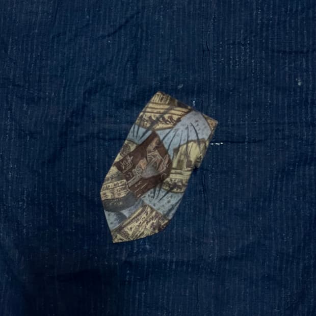 Domino 파라오닉 패턴 실크 타이