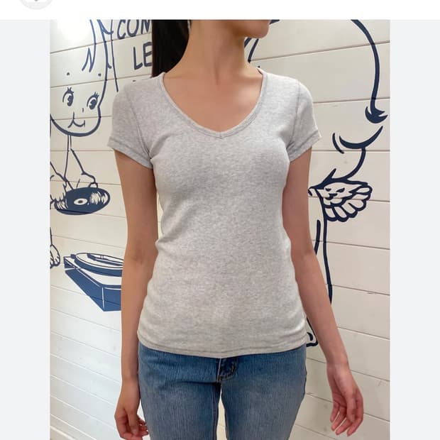 [구해요] brandy melville safiya top 브이넥 반팔티