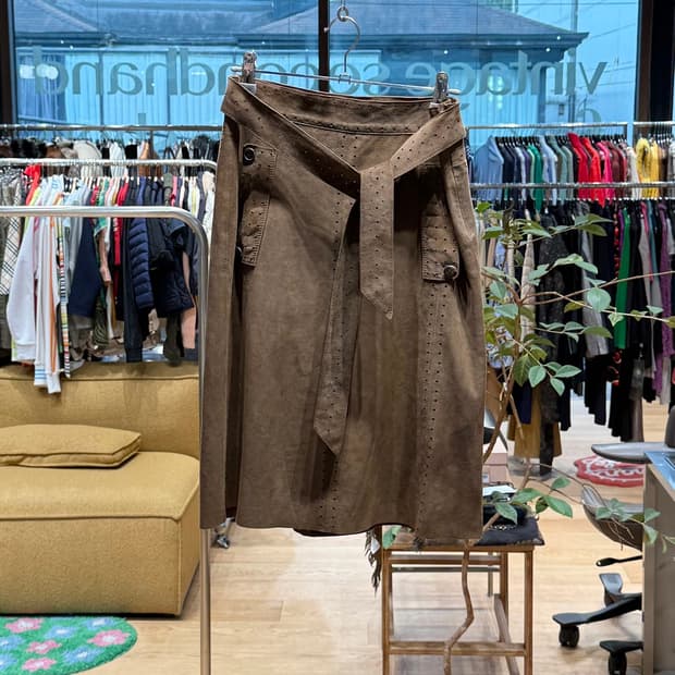 띠어리 브라운 고우트 스킨 벨티드 미디스커트