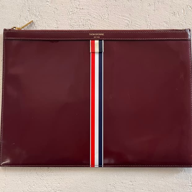 톰브라운 Thom Browne 삼선탭 클러치백 버건디(유광)