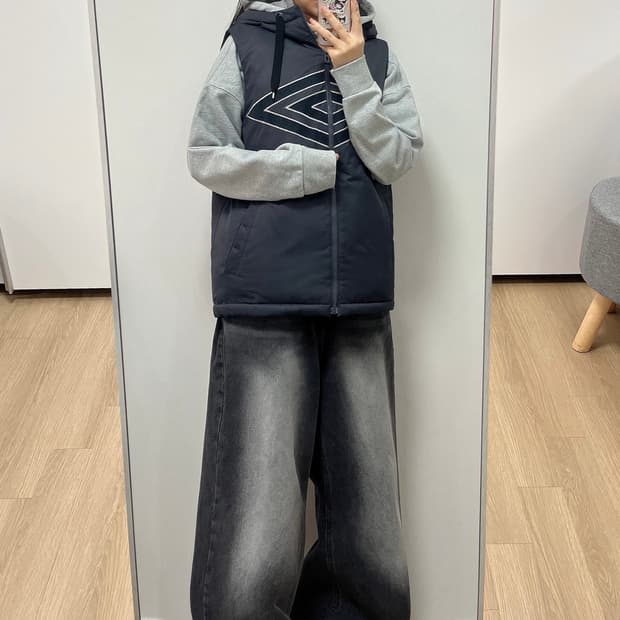 엄브로 자수 빅로고 패딩 조끼