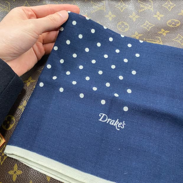 드레익스(Drake's) 폴카도트 네이비 포켓스퀘어(행거치프)