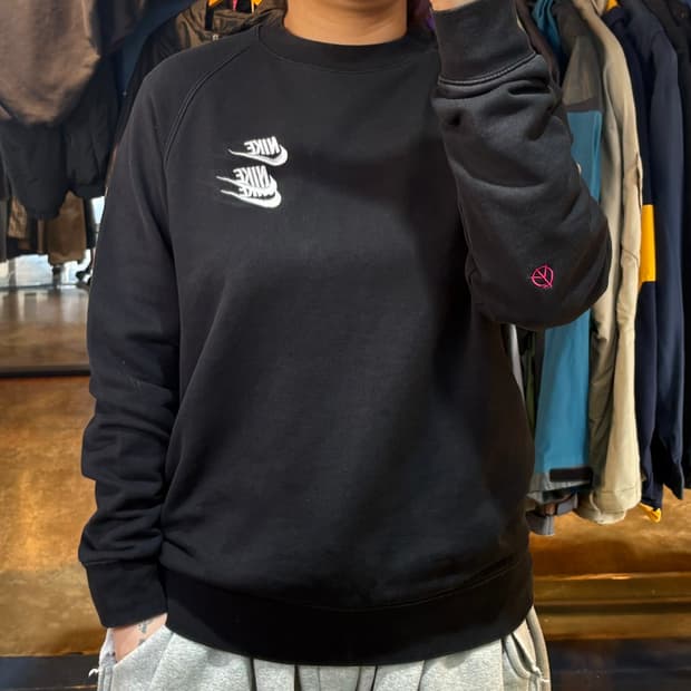 나이키 클럽로고 블랙 맨투맨