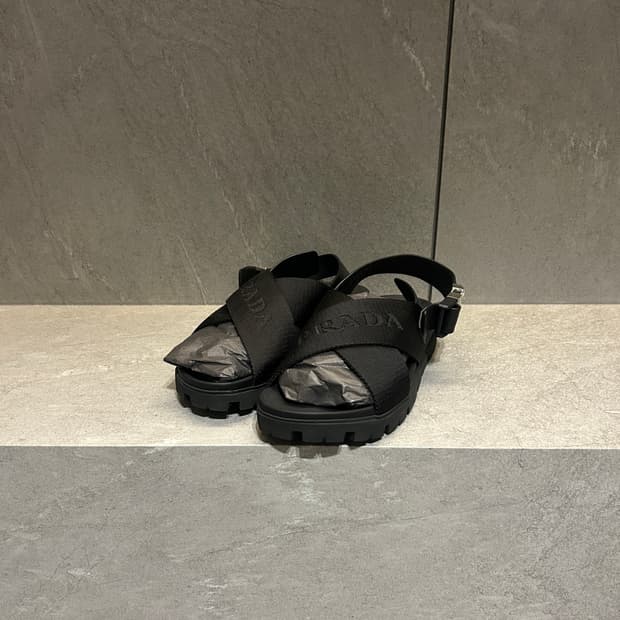 프라다 크로스 스트랩 샌들