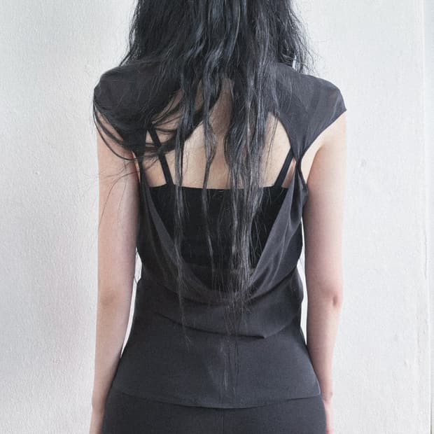 일라리아 니스트리 백리스 실크 드레이프 슬리브리스 베스트