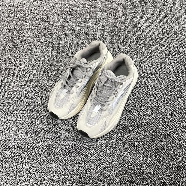 빈티지9. 아디다스 이지 부스트 700 V2 스태틱 운동화 러닝화